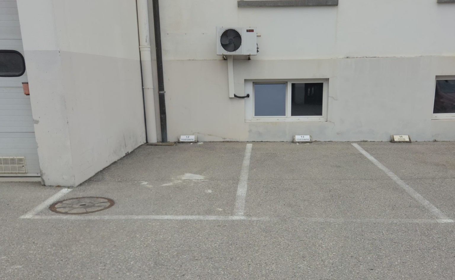 Posti auto 12 e 13 riservati alla fisioterapia vicino all’entrata